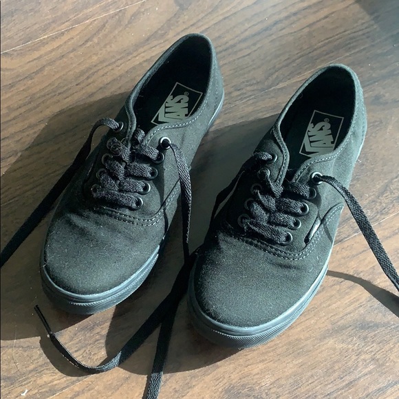 Vans Shoes - 👟Women’s Vans black shoes